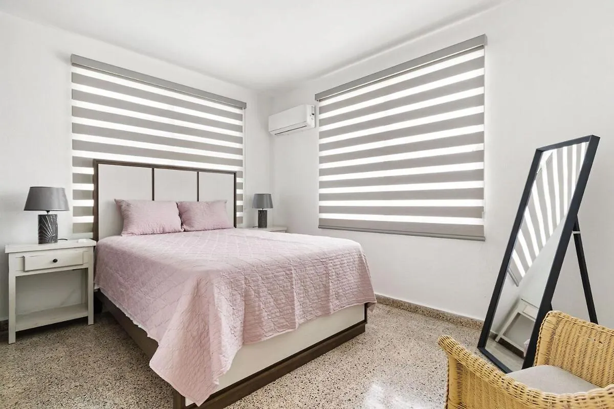 Luquillo Family Home Sleeps 10 Near Beach